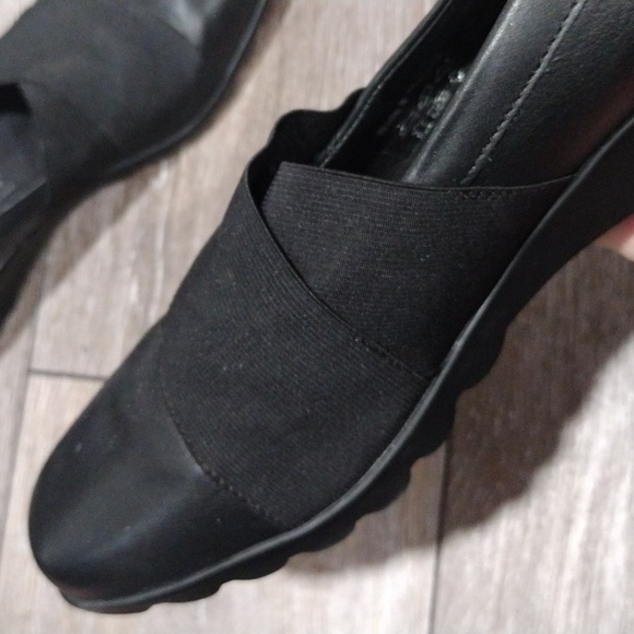 Josef Seibel black elastic and leather loafers. Mint condition. Size 10.5 - Picture 7 of 12